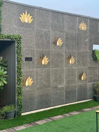 Elegance is in the details. On this terrace, we complemented the greenery with a sophisticated wall featuring gold embellishments, creating a space that feels both natural and refined.