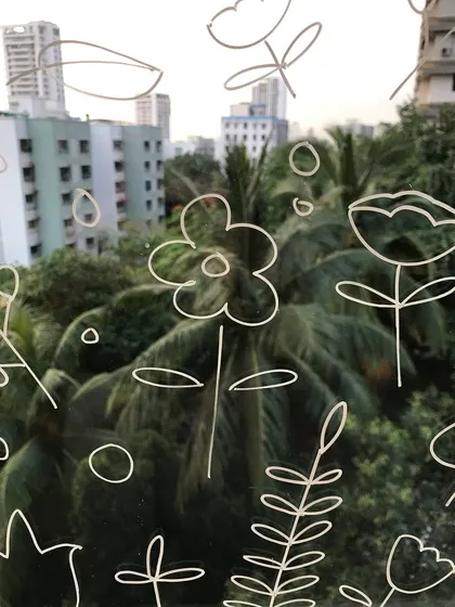 I doodled some simple florals on my studio window. These small details bring a bit of character and calm to my creative space. 🌼