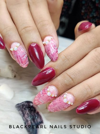 Another mesmerizing shell effect design, this time in shades of pink and wine. The iridescent chrome finish and 3D texture create an enchanting look that is perfect for a vacation.