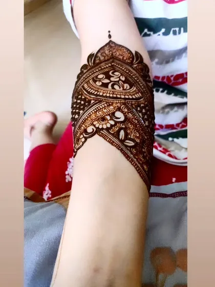 A close-up of the upper arm band, a key component of bridal henna that I teach you to design with precision.