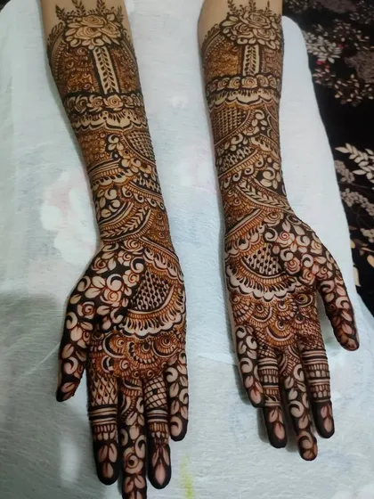 This bridal piece features beautiful hanging elements, adding a jewelry-like feel to the henna.
