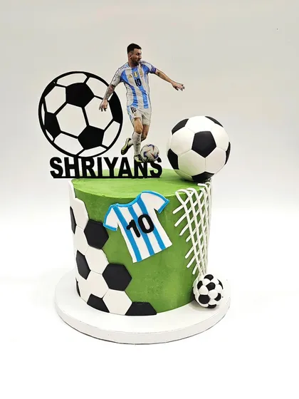 A cake for a Messi fan, featuring the player, a 3D soccer ball, and the Argentinian jersey number.