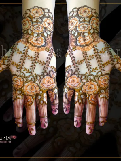 A stunning floral jaal (net) design for the back of the hands. This is a popular choice for bridesmaids and guests who want a full but elegant look.