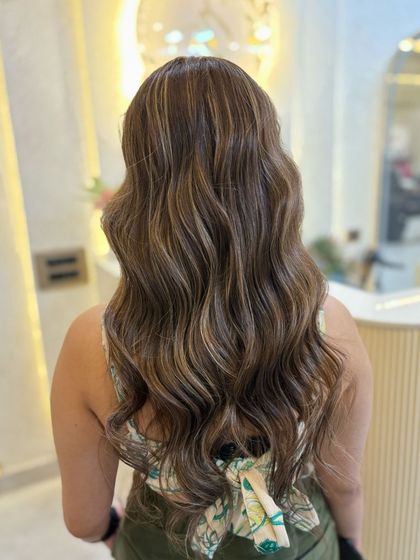 The back view of this stunning global colour with highlights. The long, healthy hair looks even more radiant with the added dimension.