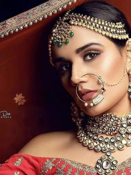 A classic Pachi Kundan set with a delicate nath and hathphool, perfect for a bride who loves intricate details.