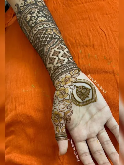 Another angle of Maheen's palm design, showing the delicate floral work.