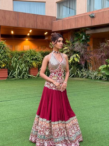 A modern-day Garba night bridal look. This outfit, with its mirror-work corset and flowing skirt, is paired with glamorous makeup for a bride who celebrates every moment like a festival.
