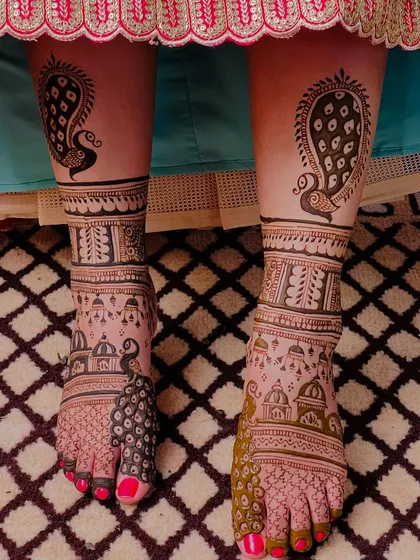 Your feet deserve just as much attention. I specialize in elaborate foot mehendi, featuring bold peacock motifs and architectural dome patterns that look stunning with bridal footwear.