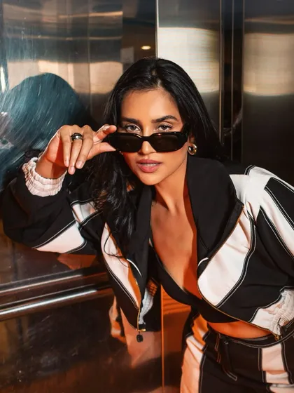 A close-up from the elevator shoot. The look is all about confidence and attitude.