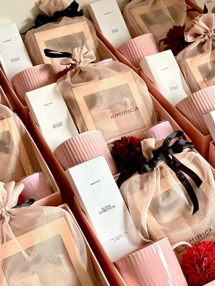 The soft, neutral tones of this bridesmaid hamper collection are so elegant. The combination of pink, beige, and black creates a very chic and sophisticated look.