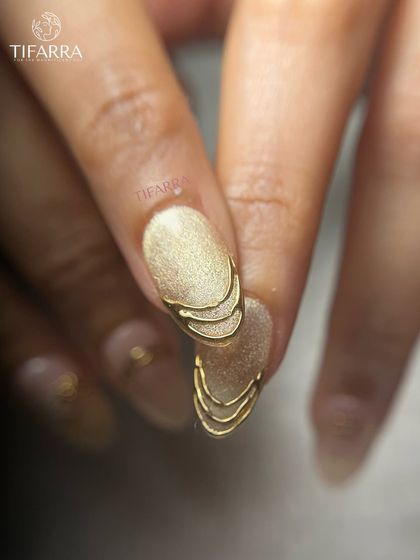 A detailed look at a tiered gold chrome design on a cat-eye base, creating a unique, layered 3D effect.