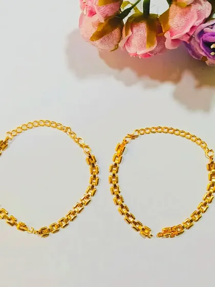 Our thick, gold-plated chains are a great choice for creating statement Rakhis or bracelets. They are sturdy and have a premium look and feel.