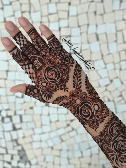 Another beautiful design for my sister-in-law. This one features bold rose motifs combined with delicate patterns for a balanced and elegant look.