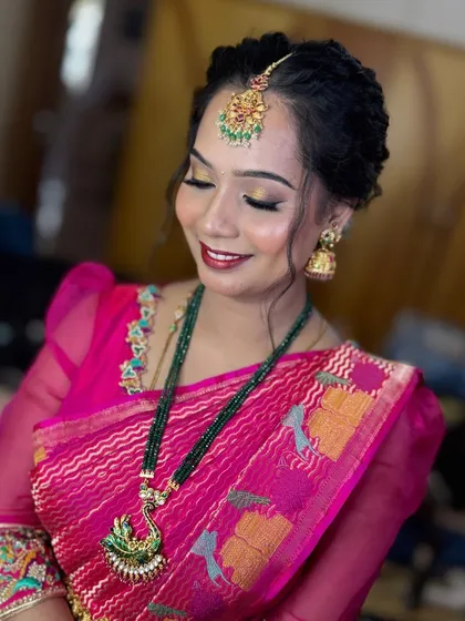 Sona's eyes are sparkling with this beautiful gold eyeshadow. This look is perfect for festive family functions.