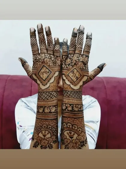 A simple yet elegant design featuring the couple's initials in diamond-shaped frames on the back of the hands.