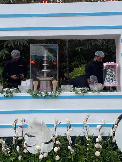 Even the food stalls were designed to match the theme. This cute "Fruitilicious" truck with blue and white stripes fit perfectly into the decor.
