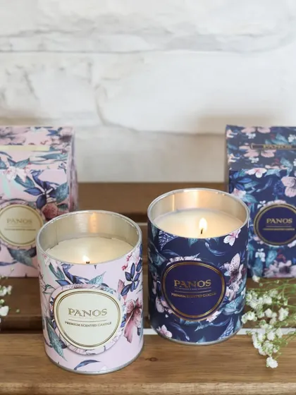 A pair of our floral-scented candles in their beautiful gift boxes. Available in different colorways, they are perfect for gifting or for adding a coordinated touch to your decor.