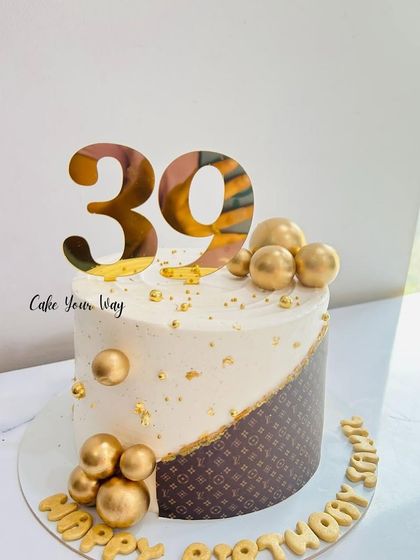 Turning 39 with a touch of luxury, featuring an edible print and golden spheres.