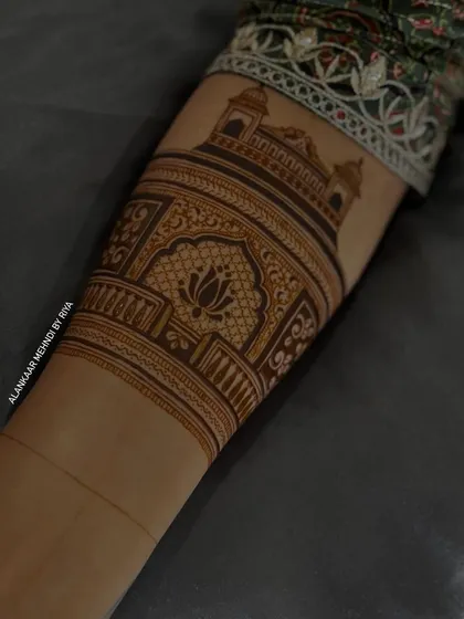 The same arm band design with shading applied, creating a lovely contrast.