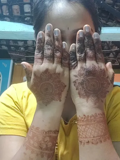 A duplicate of the client showing the back of her hands.