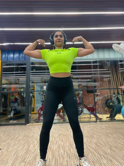 Getting ready for a new week with a gym session. A bicep flex to start the week strong.