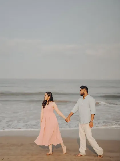 Anushka and Manu enjoying a walk on the beach. I focus on capturing these unposed, in-between moments that feel genuine and full of life.