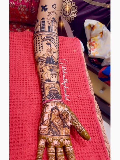A full view of the bride's arm, showcasing the story of her life and love, from the city where she met her partner to the portraits of her beloved parents.