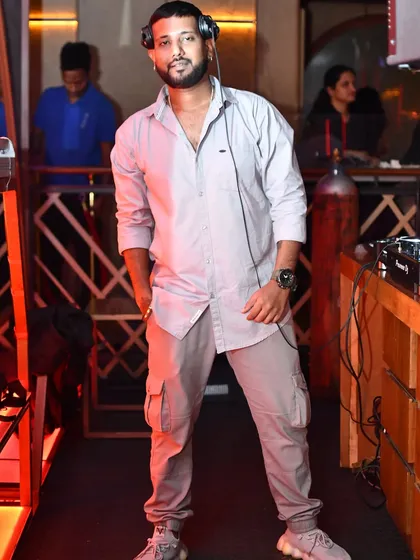 Another shot showing my unique style. It's all about good music and good vibes.