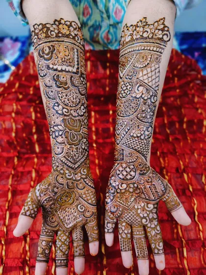 This engagement henna for bride Safeena features beautiful scalloped edges and a mix of floral and geometric patterns.