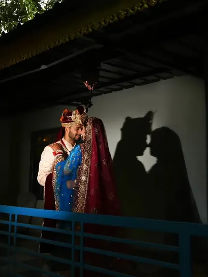Playing with light and shadow to create a romantic silhouette. This is one of my favorite techniques for night wedding photography, turning a simple moment into a piece of art.