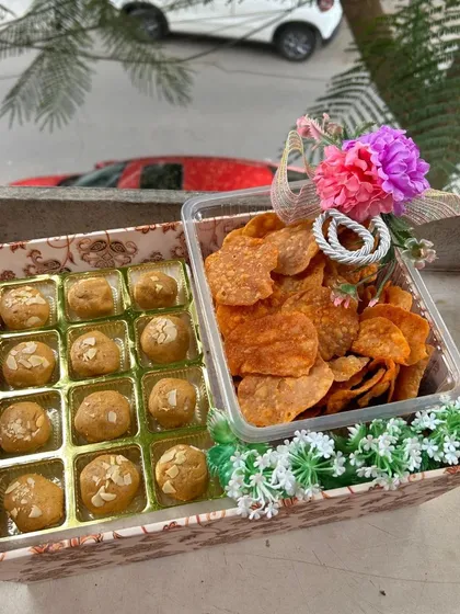 This is one of my favorite hampers, combining the best of both worlds. It features my homemade besan ladoos alongside our best-selling crispy Chaska Papdi. It's the perfect meetha and namkeen gift for any occasion.