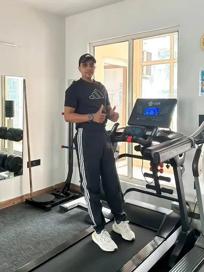 A thumbs-up by the treadmill in the Noida Sector 45 gym. Positive reinforcement is part of my coaching style.