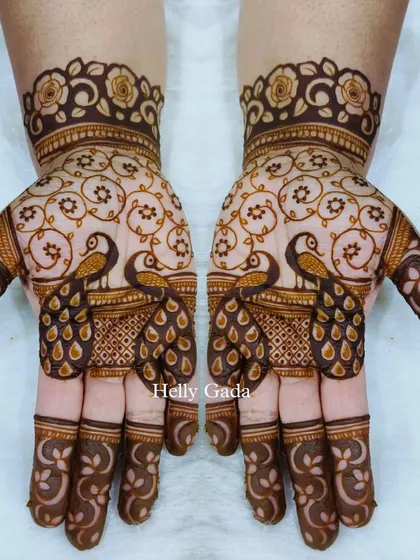 A trendy peacock design for siders or a party. The peacocks are the main focus, with a simple net pattern filling the rest of the hand.