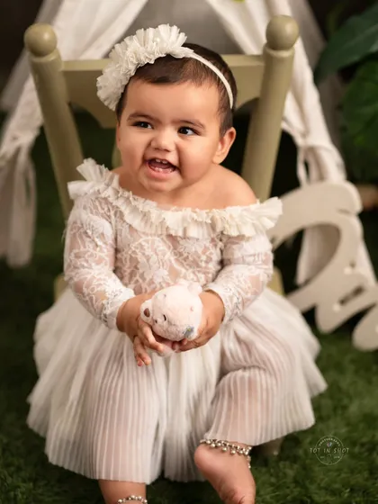 A candid moment of laughter from a sitter session. We focus on creating a relaxed atmosphere where babies feel comfortable enough to show their genuine emotions and joyful spirit.