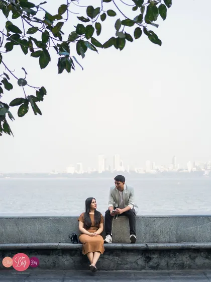 Framed by nature, this shot captures a conversation between the couple with the Mumbai sea as their audience.