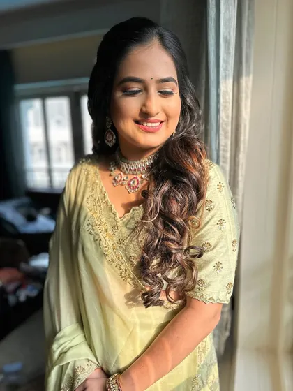 Bathed in golden hour light, her soft makeup and gentle curls look absolutely stunning.