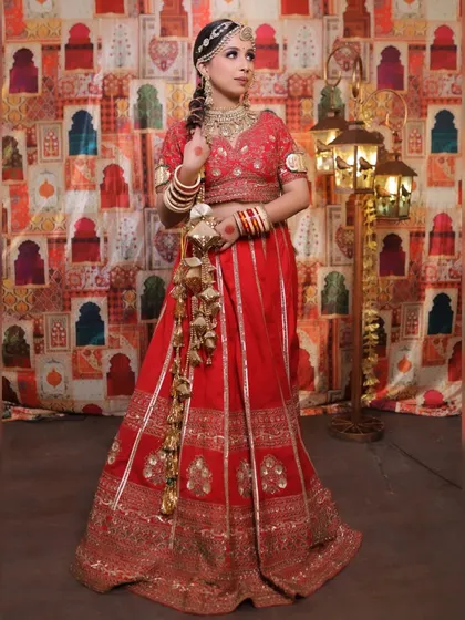 This pose beautifully displays the kaleere and chooda. It shows how these traditional elements add a special touch to the bride's overall appearance.