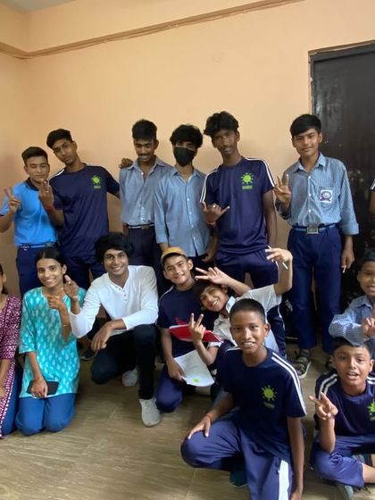 A group photo of our Kalakaar fellows and their students, celebrating a successful class. The peace signs and smiles show the strong bond they have formed.
