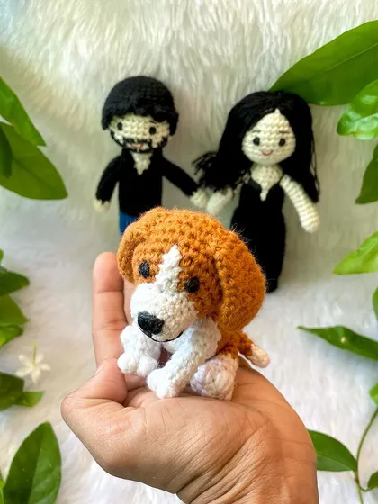 This family portrait in crochet features a couple and their sweet beagle. The dolls are attached to a solid wood base, making them a perfect display piece for your home.