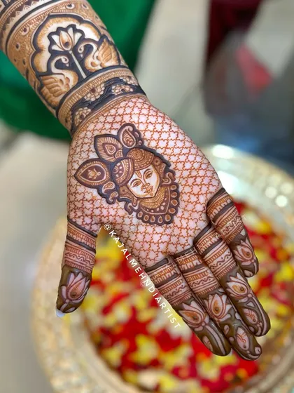 Bringing divine blessings to a bride with this intricate portrait of Shreenathji. It’s always a special feeling to create these spiritual designs, making the henna not just beautiful but also sacred. The fine lines and shading bring the deity to life on the palm.