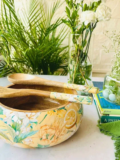 This mango wood salad bowl from our Lisbon Lemon collection is perfect for serving fresh salads. It comes with matching servers and brings a cheerful, summery vibe to your dining table.