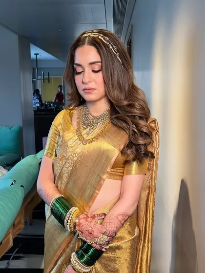 Simplicity in a breathtaking form. This bride's golden Kanjeevaram saree is paired with soft, glowing makeup and voluminous curls, proving that embracing your natural self is the most beautiful look of all.