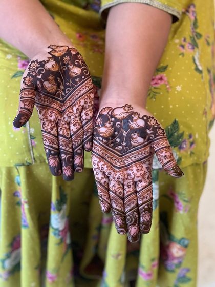 The full view of this lovely guest mehendi, perfect for making a statement at any wedding or festive event.
