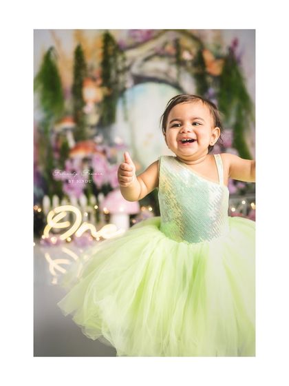 A happy little fairy giving a thumbs-up! This enchanted forest theme is perfect for a magical and memorable photoshoot.