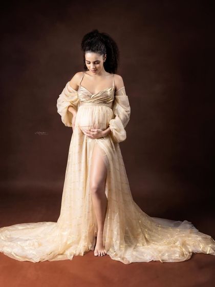 A goddess look for moms-to-be. This maternity session with golden fabrics and soft light celebrates the divine act of creating life.