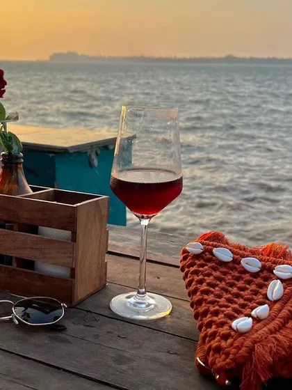 This is the vibe I live for. ❤️ A beautiful sunset, the sound of the waves, and my handmade rust-colored clutch with little sea shell details. It's the perfect size for an evening out, holding just what you need. This is what my brand is all about: creating beautiful things for beautiful moments.