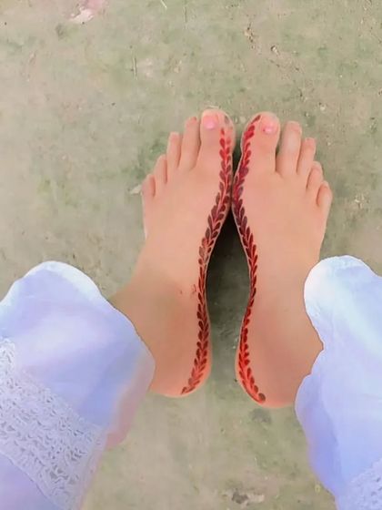 A very simple and traditional 'alta' style design, with just the sides of the feet coloured.