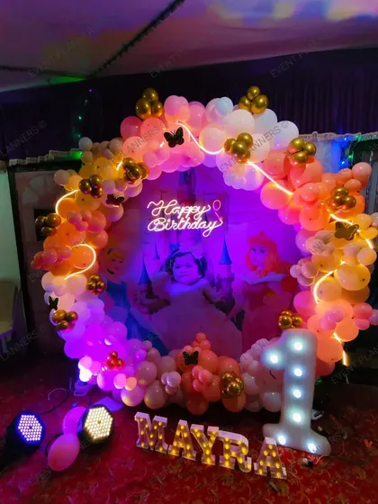 Another angle of the princess-themed balloon ring.
