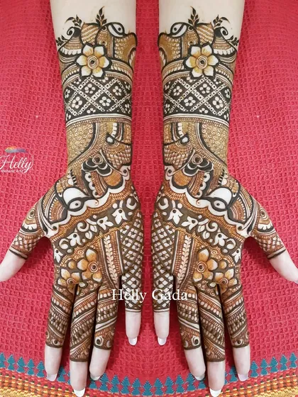 A lovely design for siders or a bride who wants something traditional but not too heavy. It combines flowers and classic Indian motifs for a balanced and beautiful look.