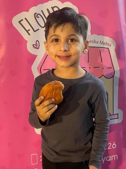This young man is a big fan of my stuffed donuts. It's always a pleasure to see my regular customers at events.